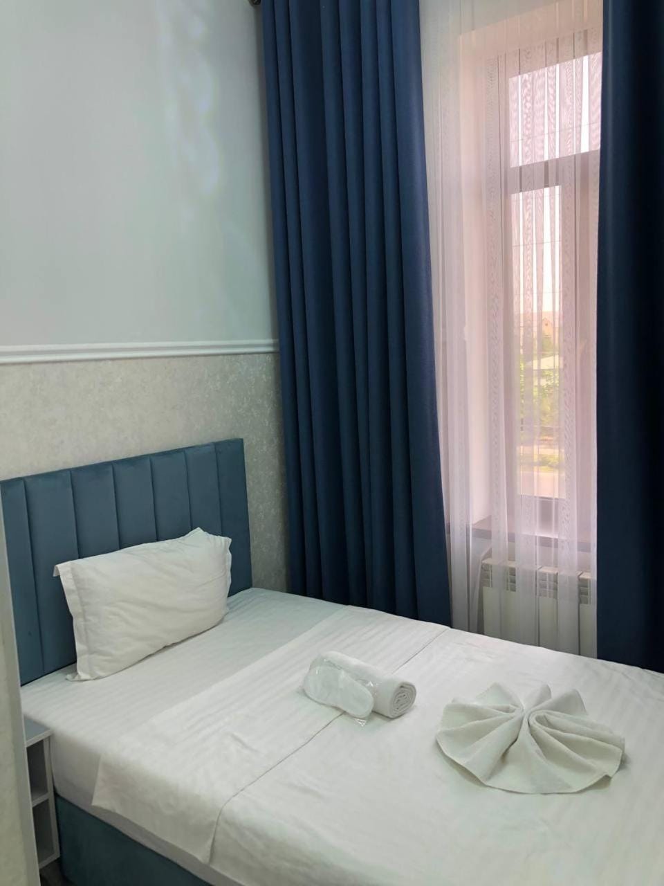 Bed, towels