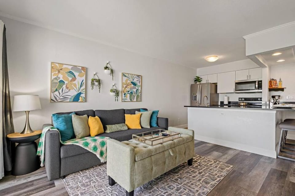 Waterfront Balcony Pool AC Smart TV Apartment in Tampa