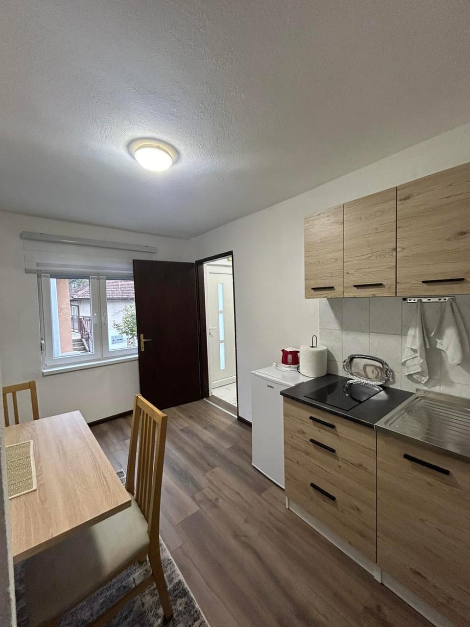 Kitchen or kitchenette, Dining area, stove