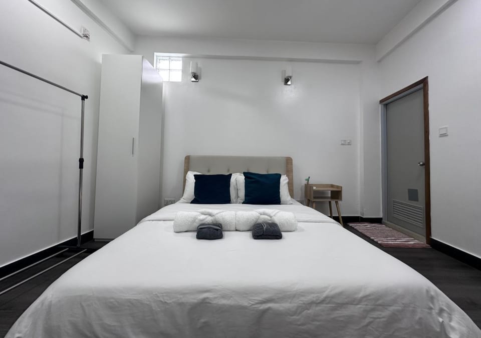 Bed, Photo of the whole room, Bedroom, towels