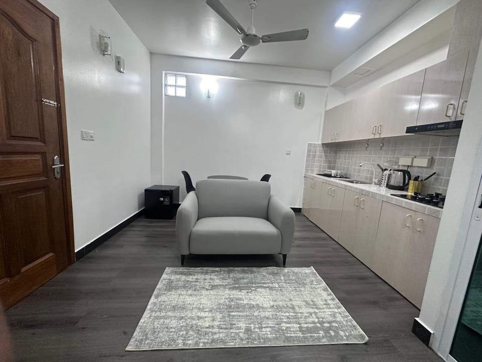 Kitchen or kitchenette, Living room, Seating area, Dining area, minibar