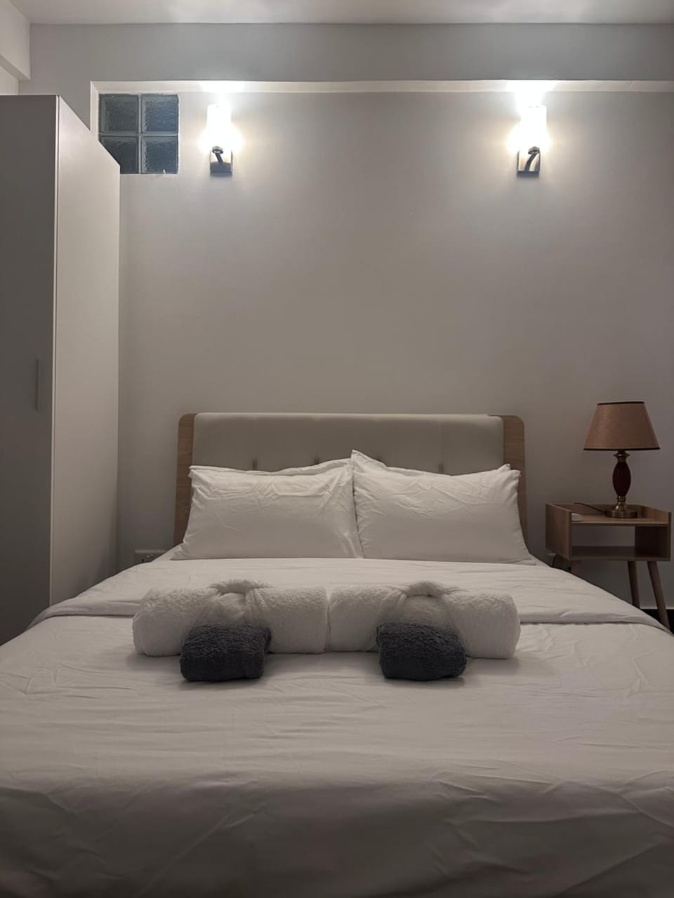Bed, Photo of the whole room, Bedroom, towels