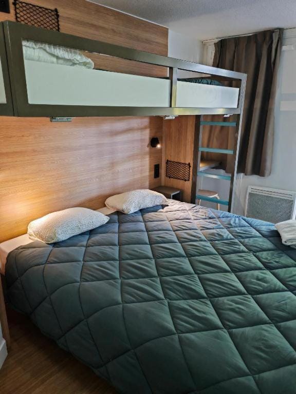 Bed, Bedroom, bunk bed