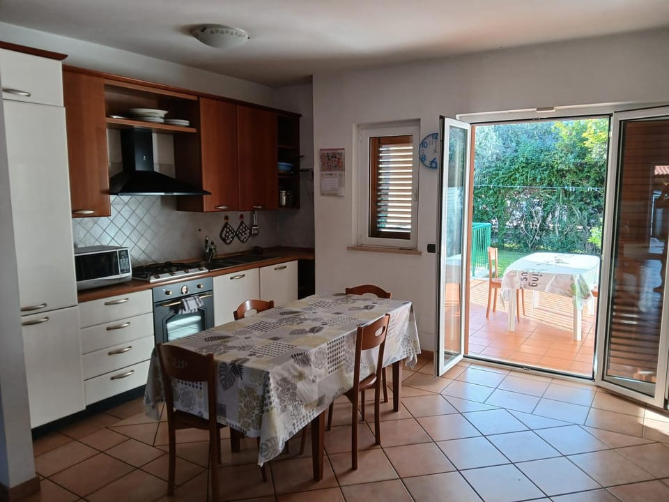 Kitchen or kitchenette, Dining area, dishwasher, oven, pet friendly