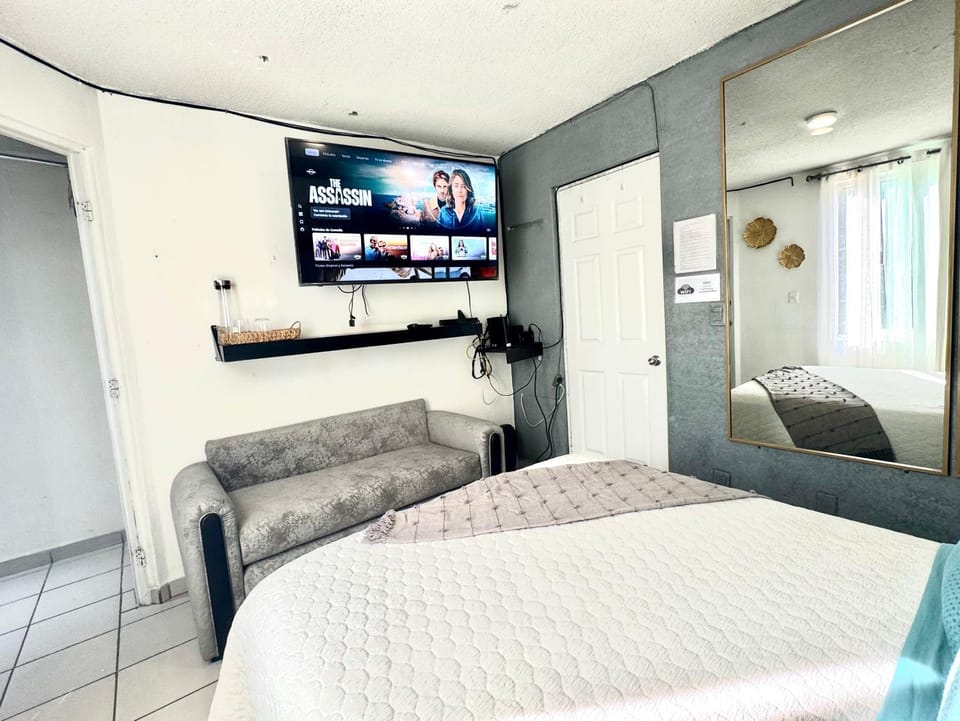 Casa YON pet friendly, Netflix,free parking, factura, high speed wifi, Amazon Prime Bed and Breakfast in State of Mexico