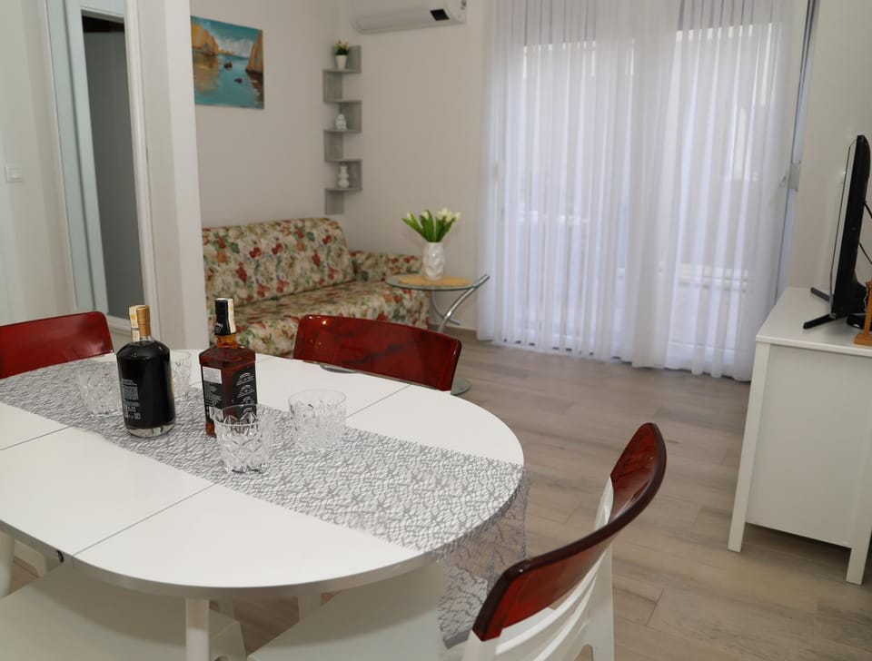 TV and multimedia, Living room, Food and drinks, Seating area, Dining area, Drinks, Alcoholic drinks