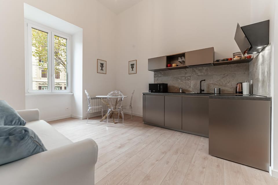 TV and multimedia, Kitchen or kitchenette, Living room, Seating area, Dining area, stove