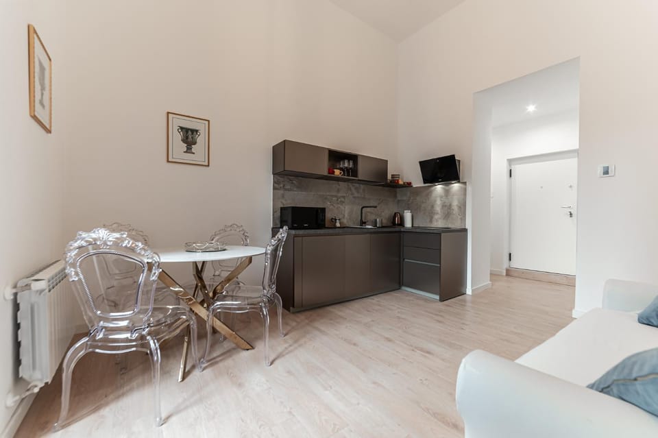TV and multimedia, Coffee/tea facilities, Kitchen or kitchenette, Living room, Seating area, Dining area