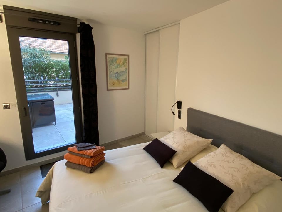 Bed, Photo of the whole room, Bedroom, towels, air conditioner