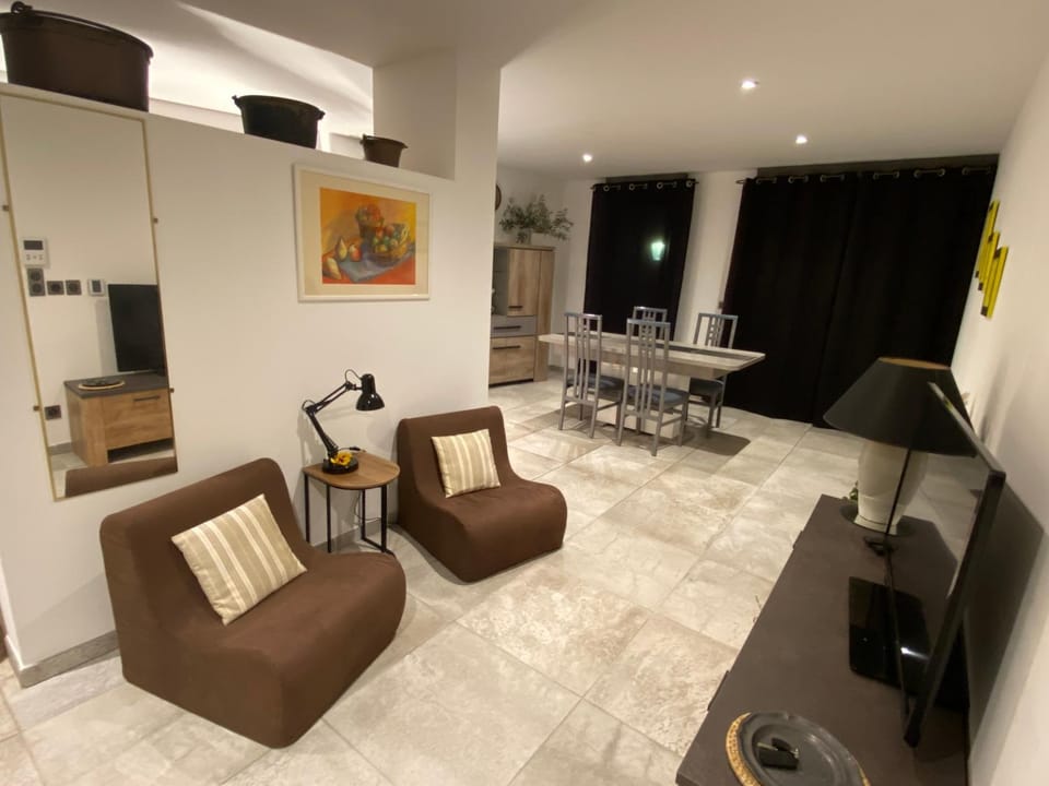 TV and multimedia, Living room, Seating area, air conditioner