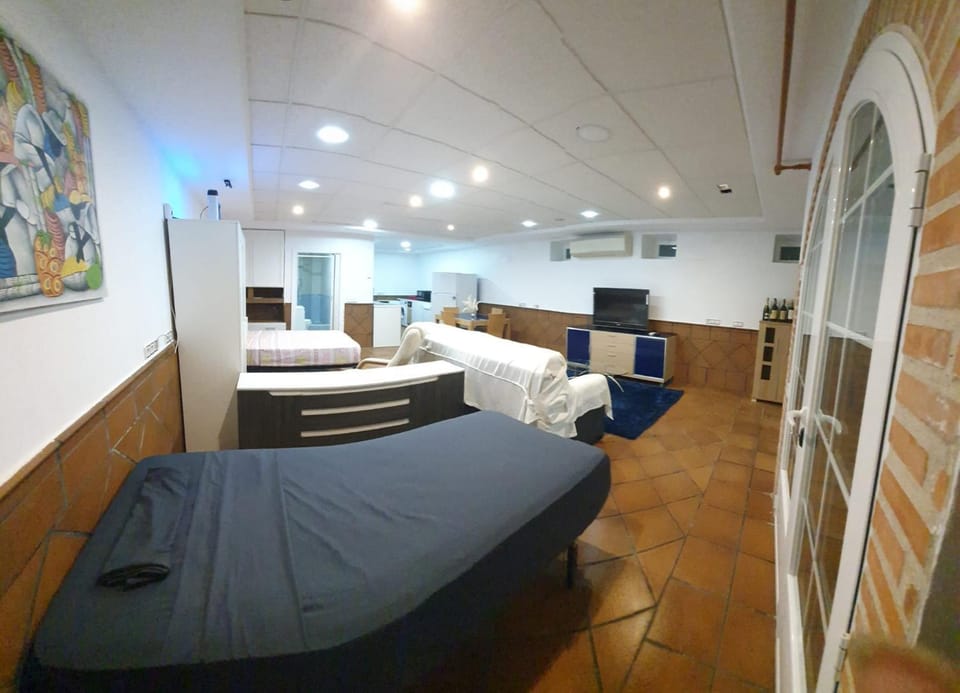 Bed, TV and multimedia, Living room, Photo of the whole room, Seating area, Bedroom