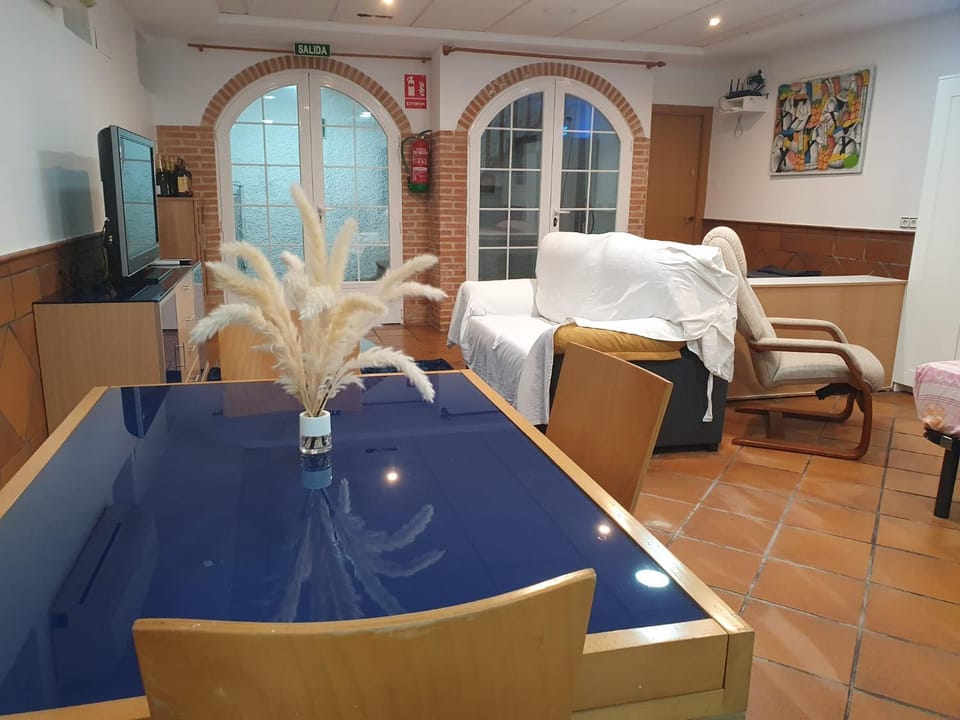 TV and multimedia, Photo of the whole room, Seating area, Dining area