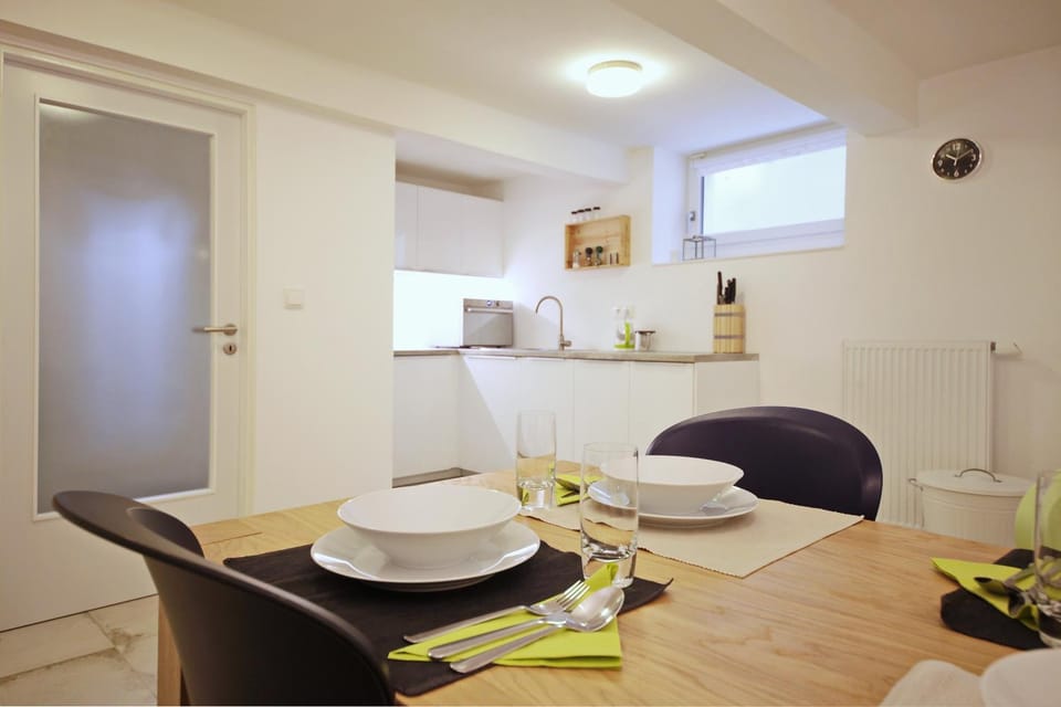 Kitchen or kitchenette, Seating area, Dining area