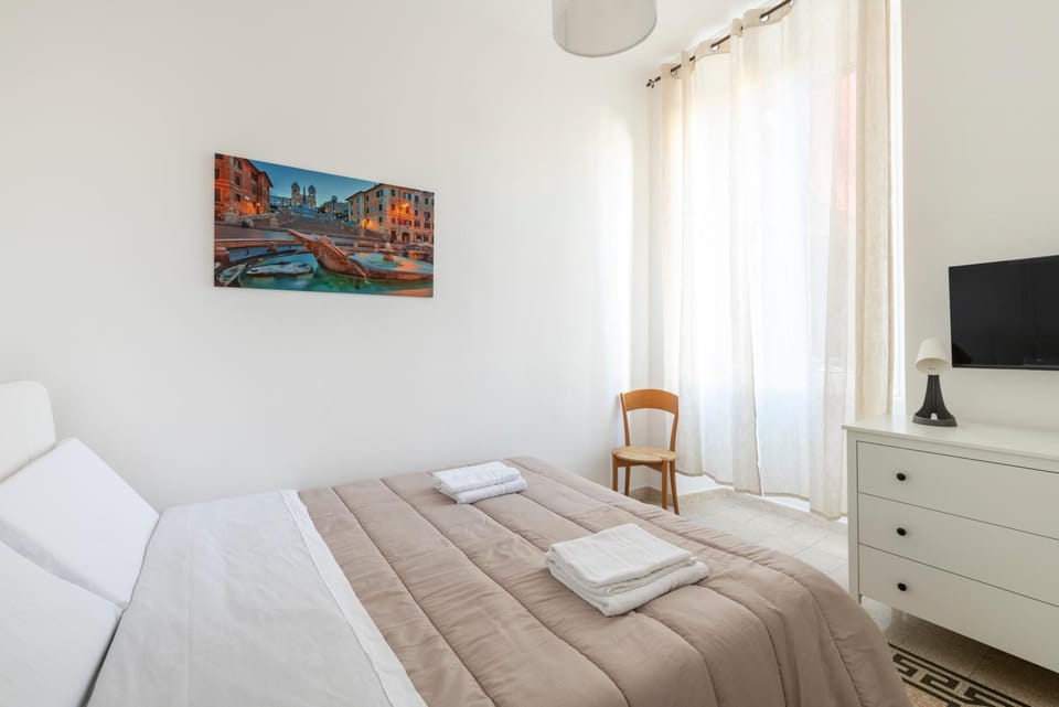 Bed, TV and multimedia, Photo of the whole room, Bedroom, towels