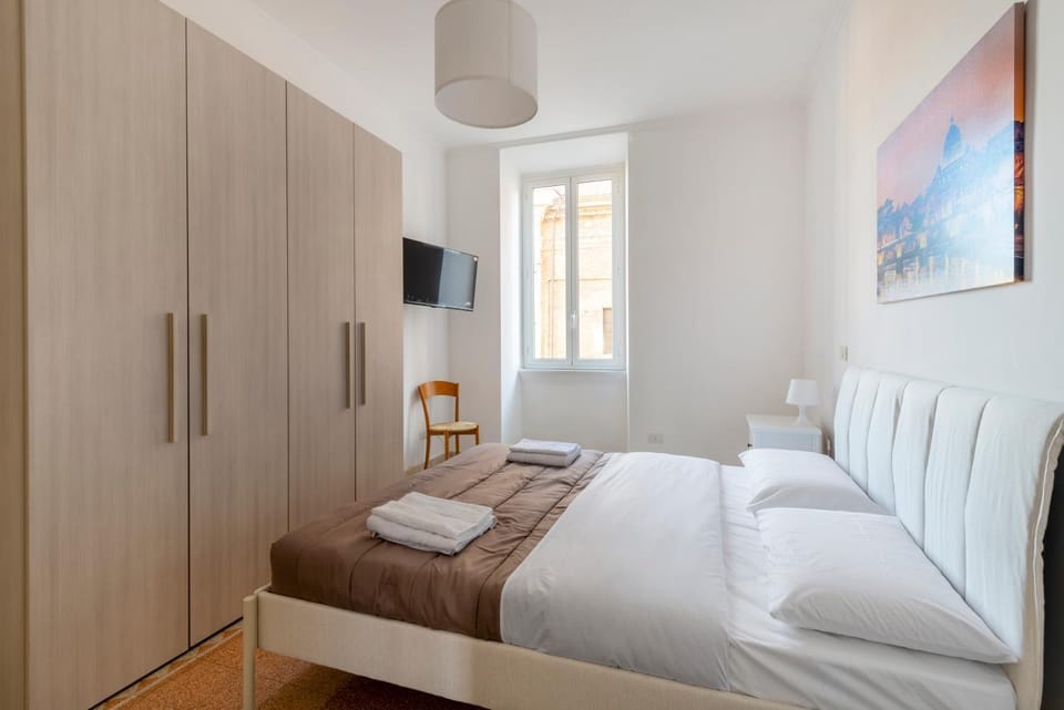 Bed, TV and multimedia, Photo of the whole room, Bedroom, towels, wardrobe