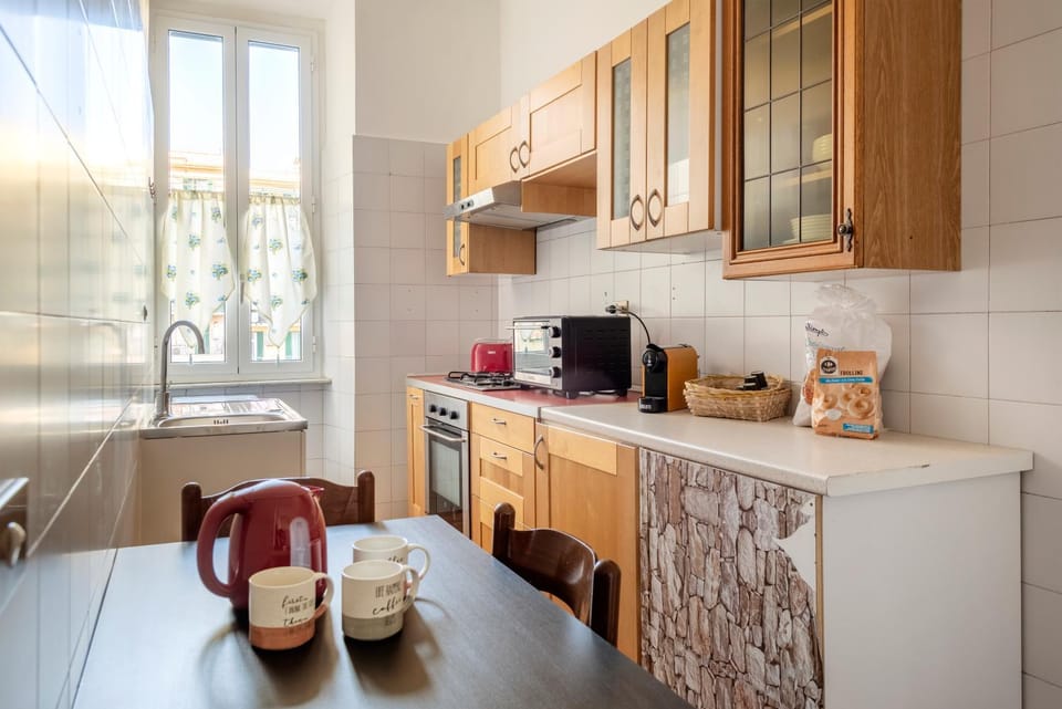 Coffee/tea facilities, Kitchen or kitchenette, Dining area, stove, toaster