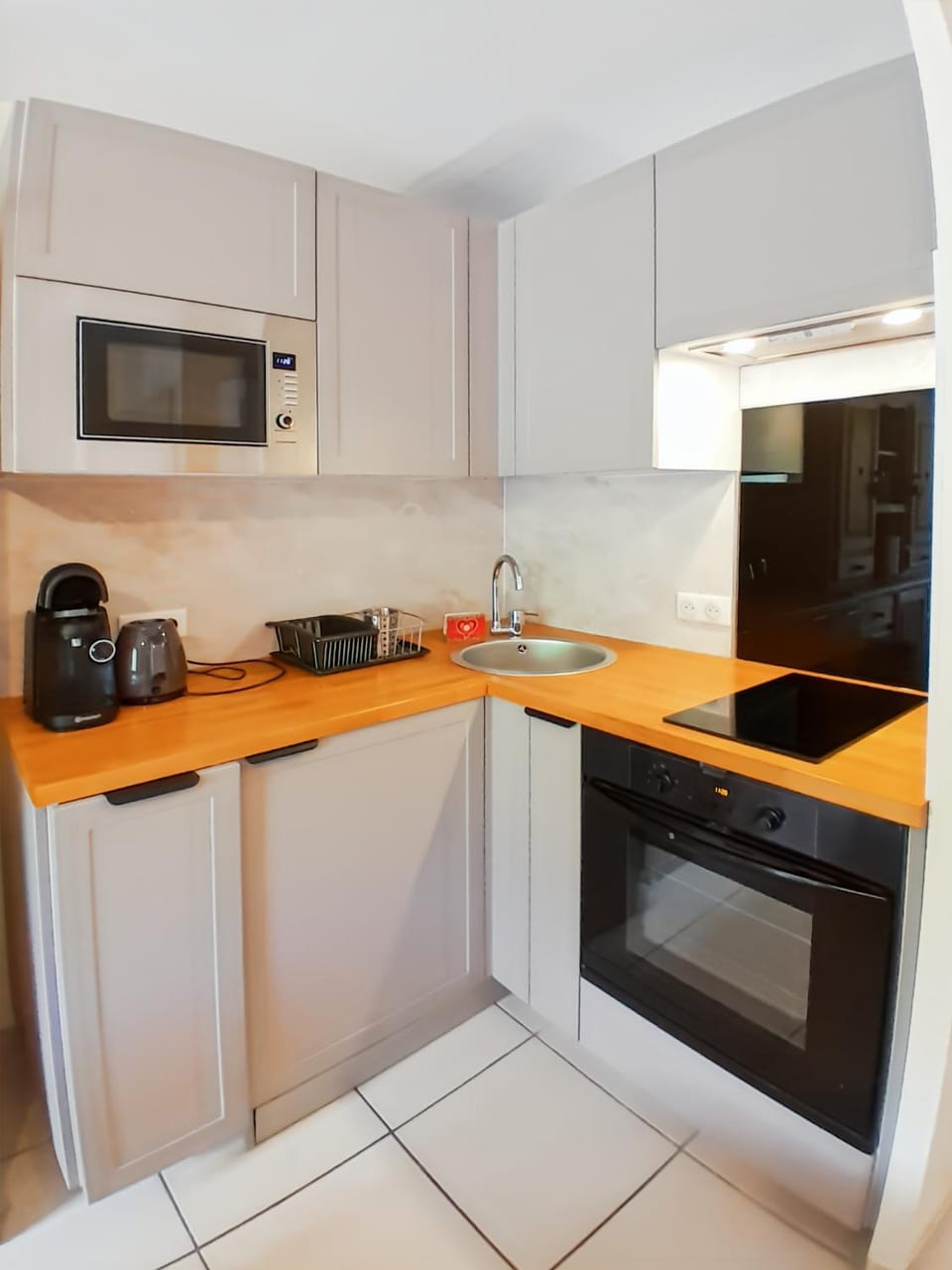 Coffee/tea facilities, microwave, oven, stove, kitchen