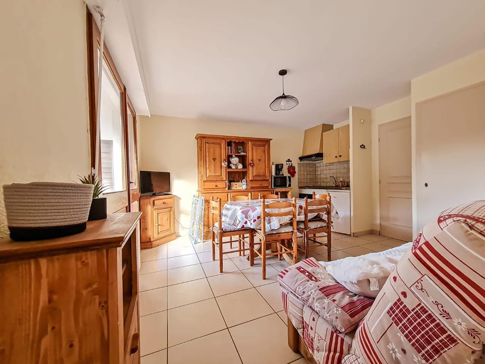 TV and multimedia, Kitchen or kitchenette, Living room, Seating area, Dining area