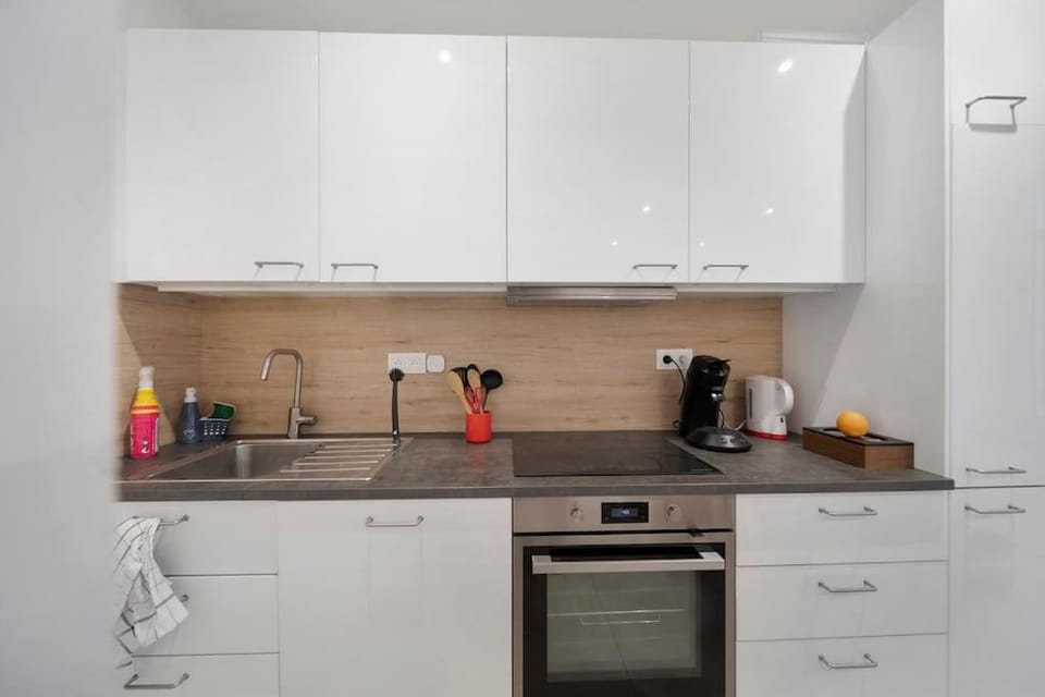 Coffee/tea facilities, dishwasher, stove