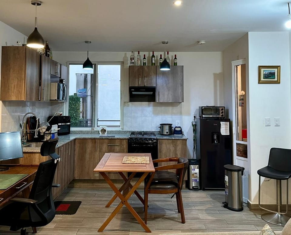 Coffee/tea facilities, Kitchen or kitchenette, Kitchen or kitchenette, Dining area, oven, stove, toaster