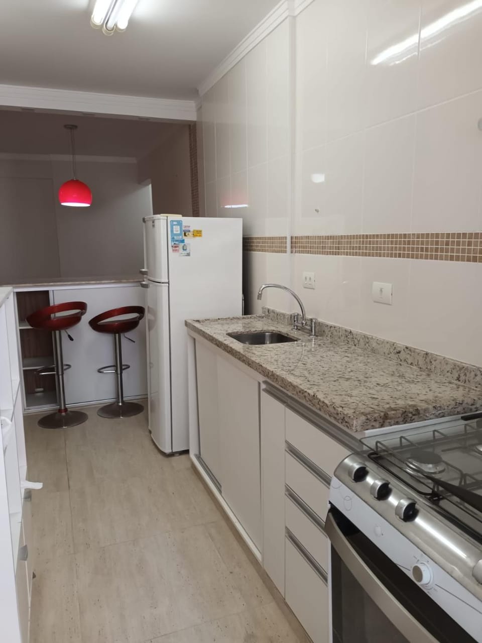 Praia Pitangueiras- Apartamento Quarto e sala - Vaga garagem- Duas quadras da praia- Próximo mercado, bares e restaurantes Apartment in State of São Paulo