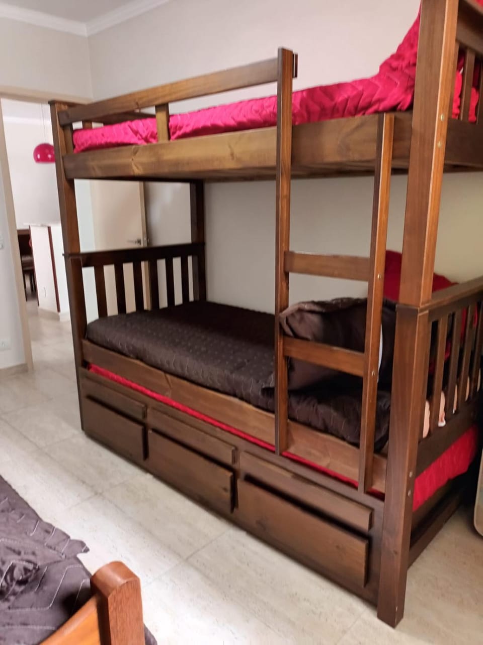 Praia Pitangueiras- Apartamento Quarto e sala - Vaga garagem- Duas quadras da praia- Próximo mercado, bares e restaurantes Apartment in State of São Paulo