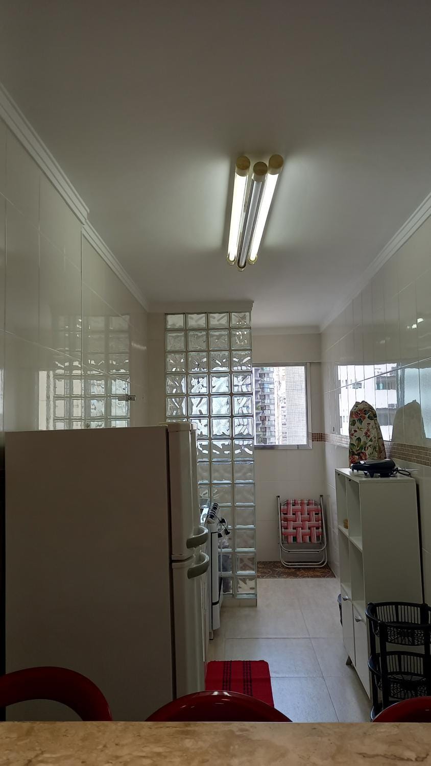 Praia Pitangueiras- Apartamento Quarto e sala - Vaga garagem- Duas quadras da praia- Próximo mercado, bares e restaurantes Apartment in State of São Paulo