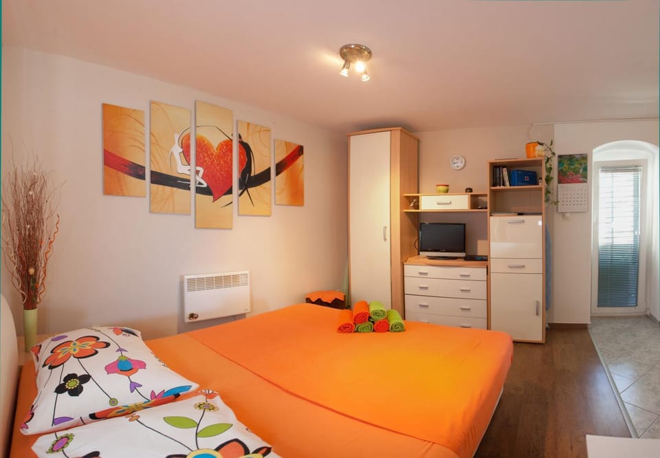 Bed, TV and multimedia, Bedroom