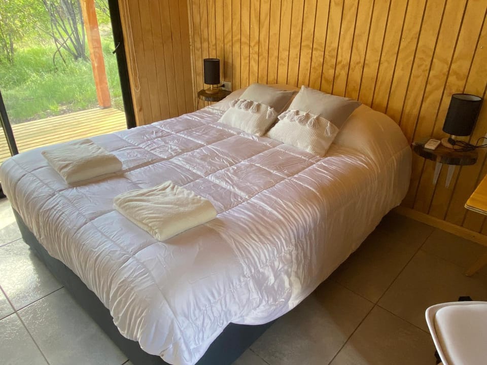 Bed, towels