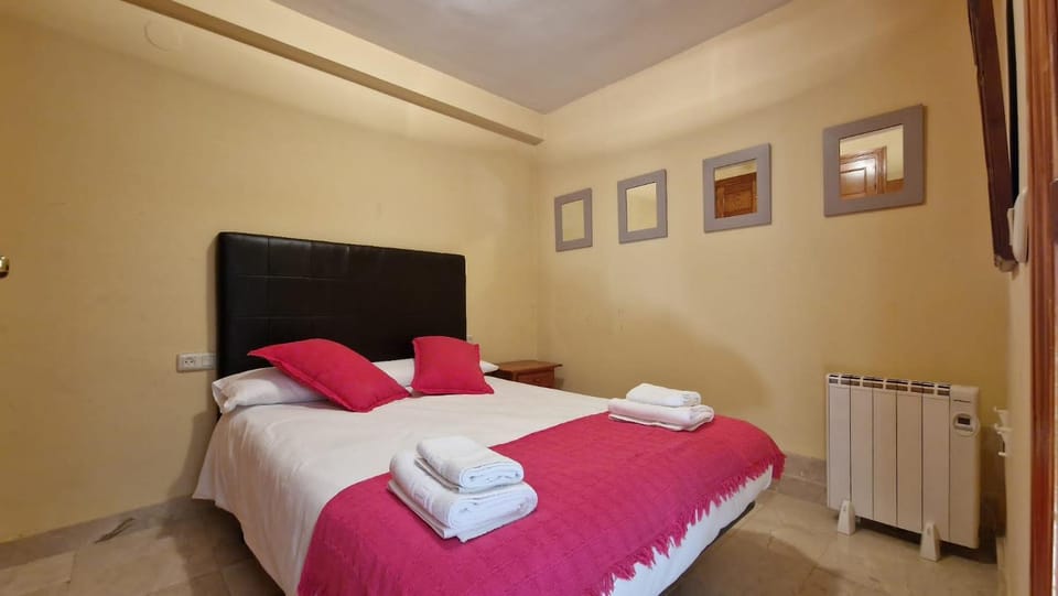 Bedroom, towels