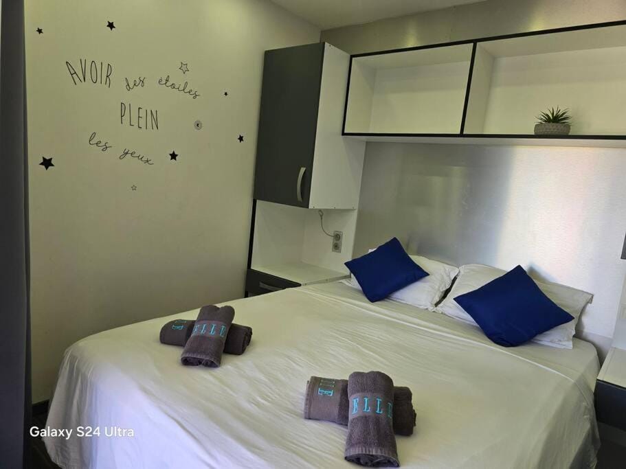 Bed, Bedroom, towels