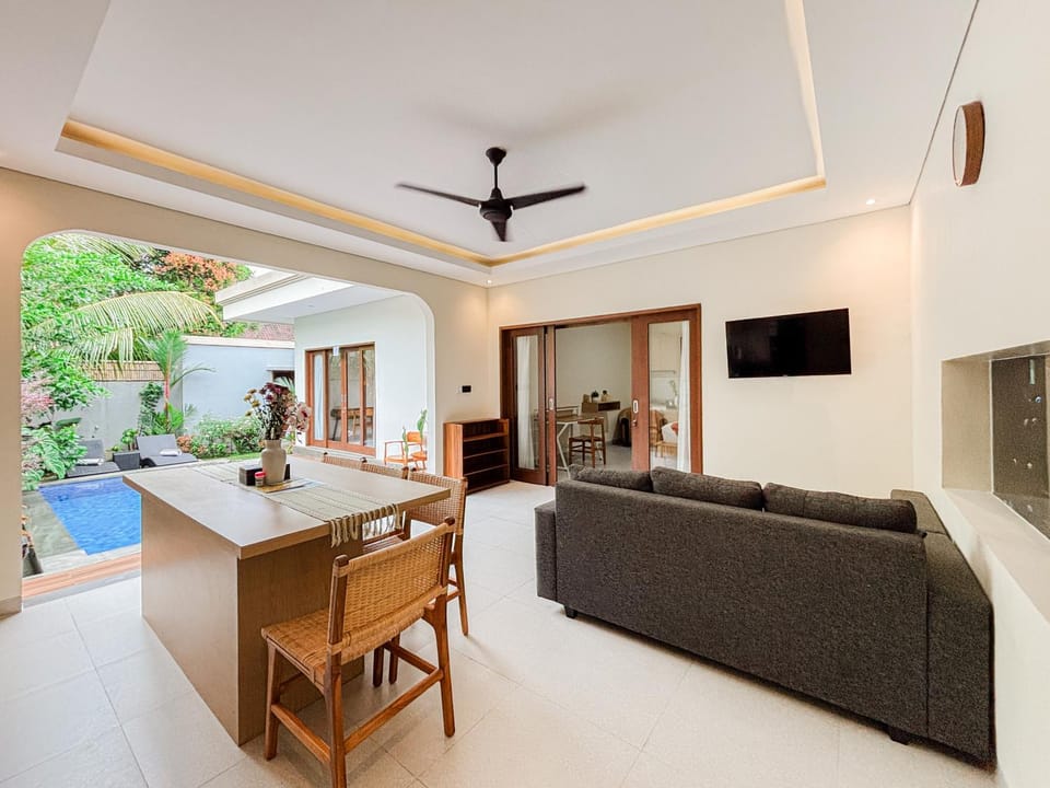 TV and multimedia, Living room, Seating area, Dining area