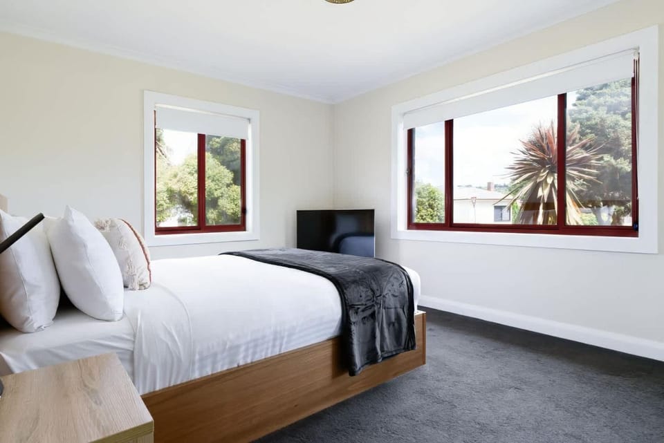 Spacious 3-Bed Mins from City Centre House in Tasmania