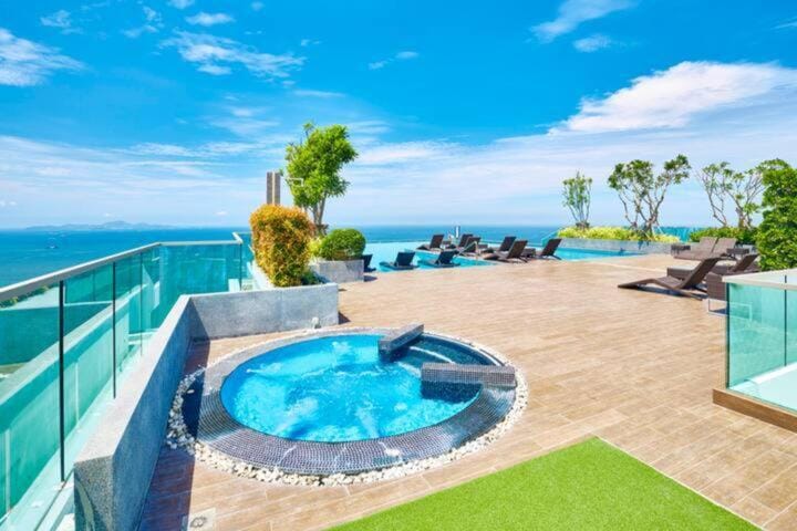 Sea View 1bedroom Wong Amat Tower 3312 Apartment in Pattaya City