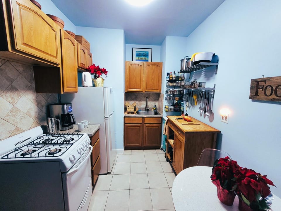 Coffee/tea facilities, Dining area, microwave, oven, stove, toaster, kitchen