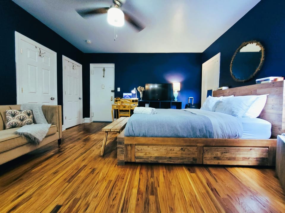 Bed, Photo of the whole room, Seating area