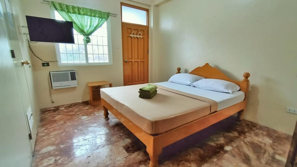 Bed, Photo of the whole room, Bedroom, internet, towels, air conditioner
