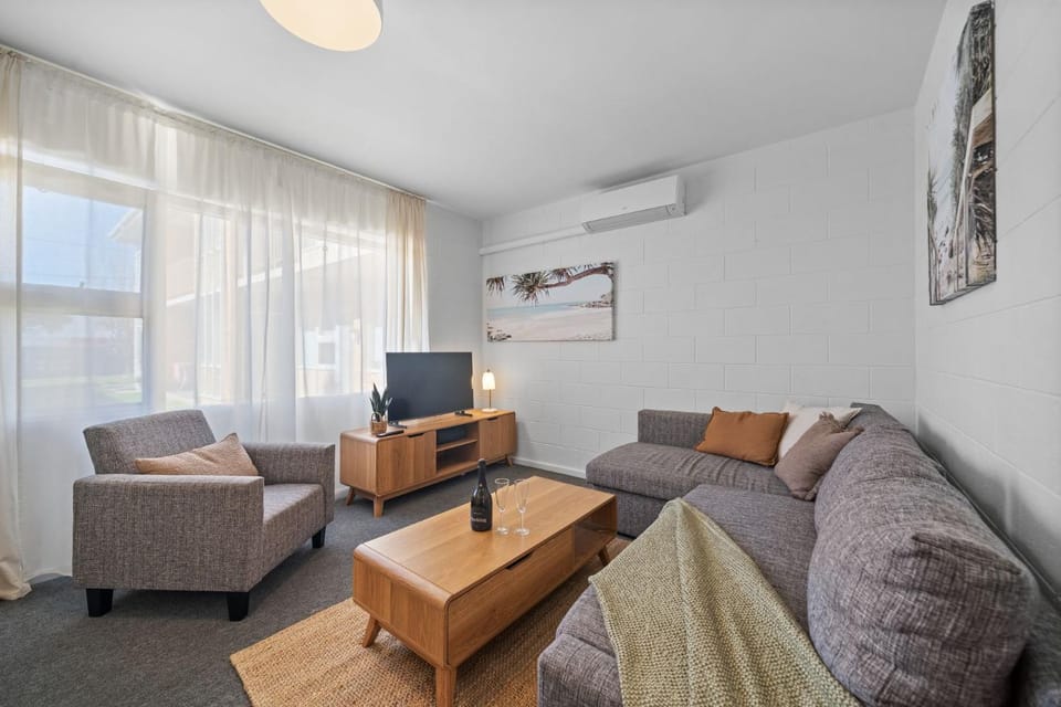 Belle Escapes - Sussex By The Sea Apartment in Adelaide