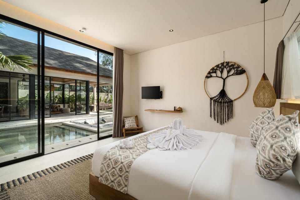 Bed, TV and multimedia, Bedroom, Pool view, internet, towels, air conditioner