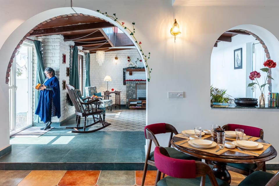 Restaurant/places to eat, People, Living room, Food and drinks, Seating area, Dining area, Food, group of guests
