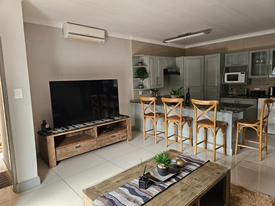 TV and multimedia, Kitchen or kitchenette, Living room, Seating area, Dining area, pet friendly, air conditioner