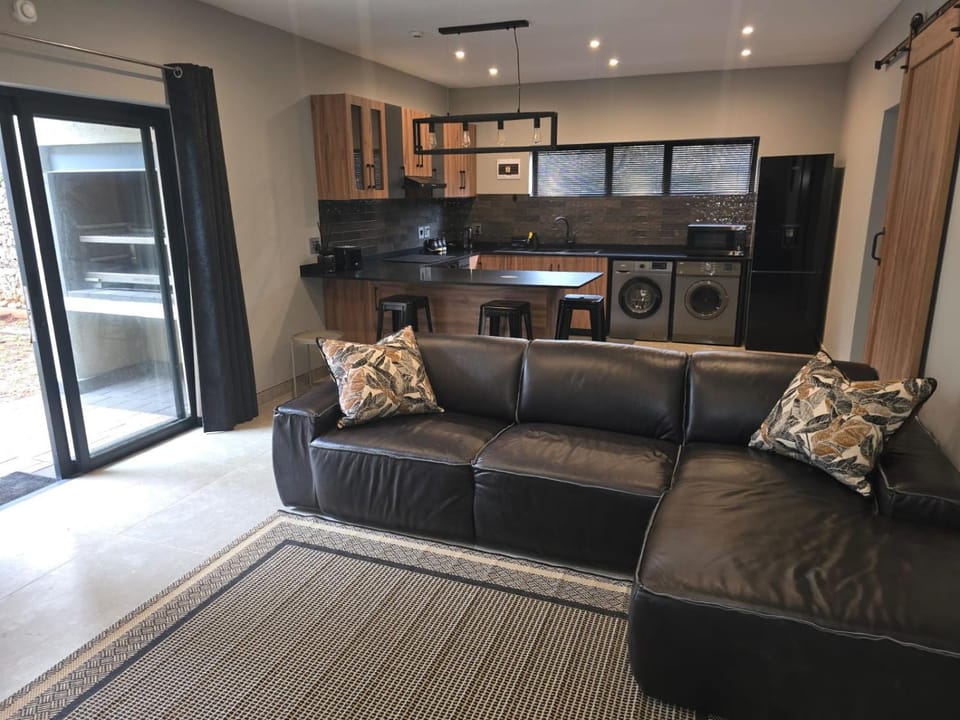 Kitchen or kitchenette, Living room, Seating area, Dining area, pet friendly, stove