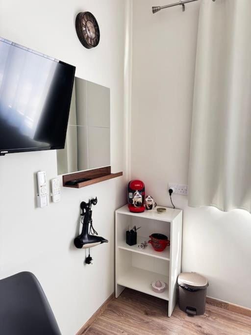 Smart Comfort RoomN7 with Private Bathroom in best Location Beach 250m Apartment in Limassol City
