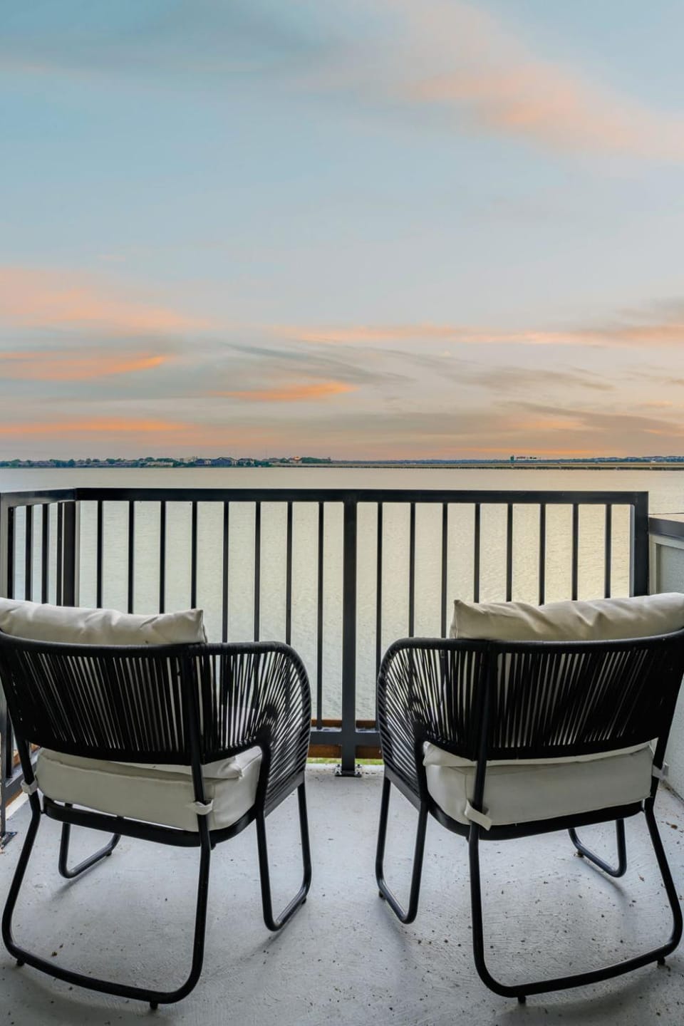 Stylish Lake House Retreat in Rowlett House in Rowlett