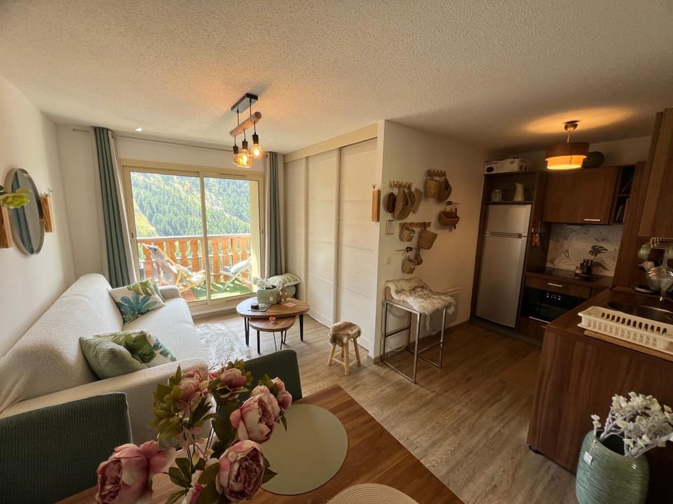 Kitchen or kitchenette, Living room, Seating area, Dining area