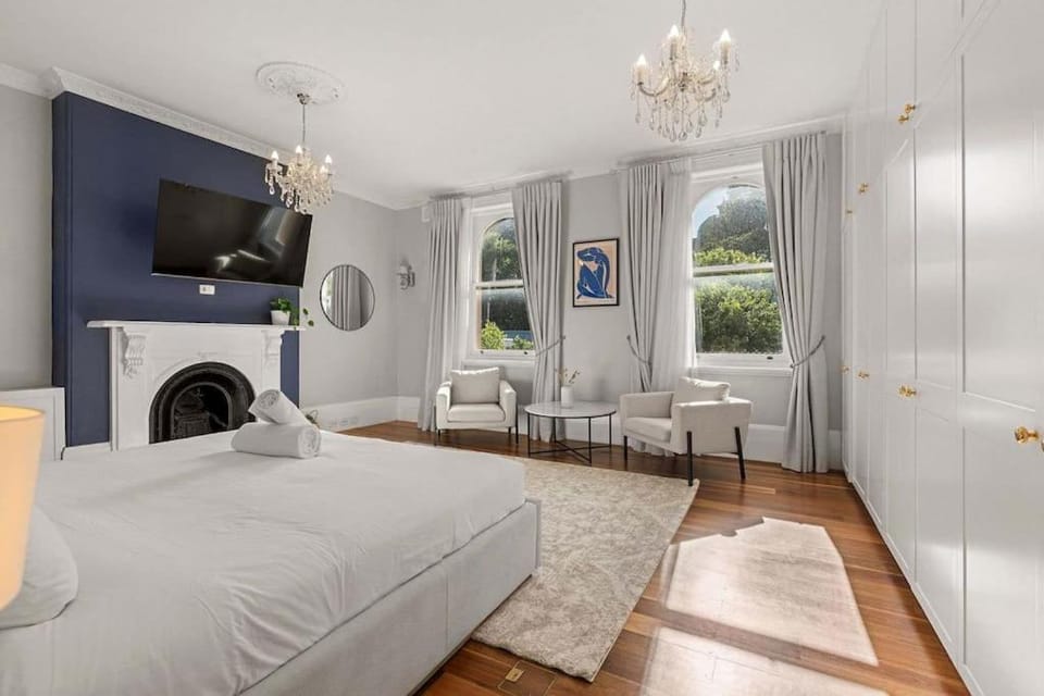 Bed, TV and multimedia, Bedroom