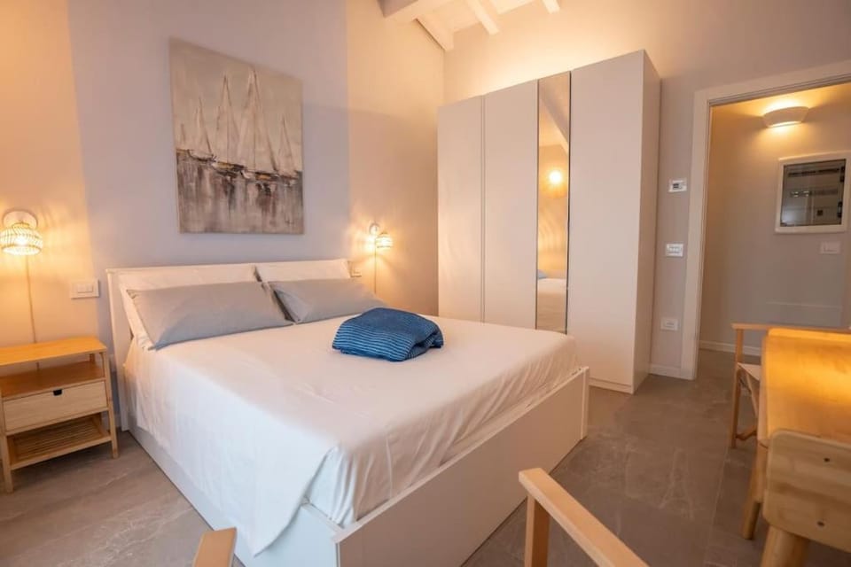 Photo of the whole room, Bedroom, wardrobe