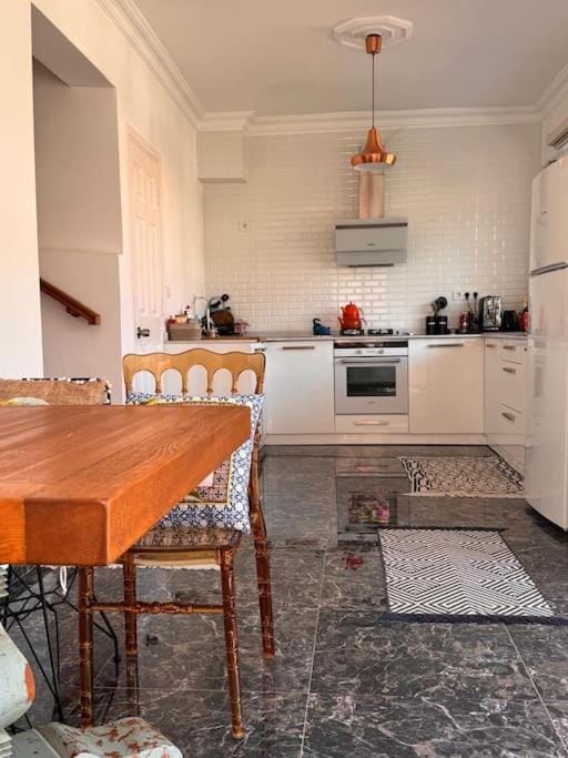 Kitchen or kitchenette, Dining area, oven, stove