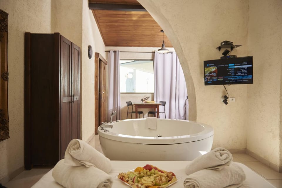 TV and multimedia, Photo of the whole room, Bedroom, towels