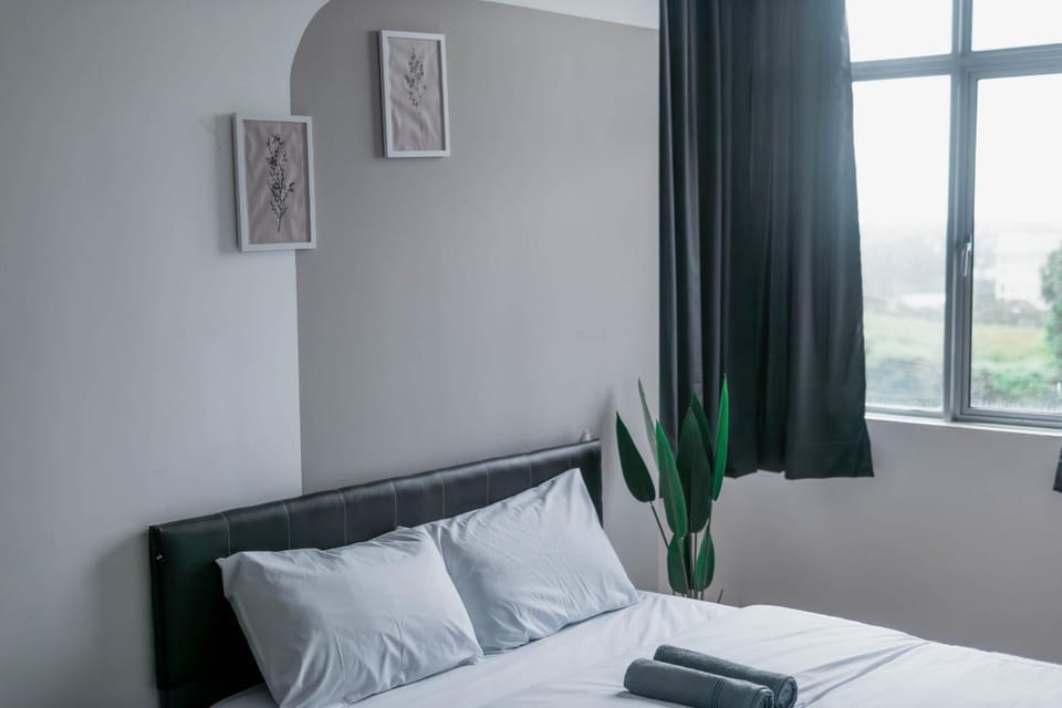 Black White 3BR Condo near Taiping Lake Garden Zoo with Netflix WiFi Apartment in Perak